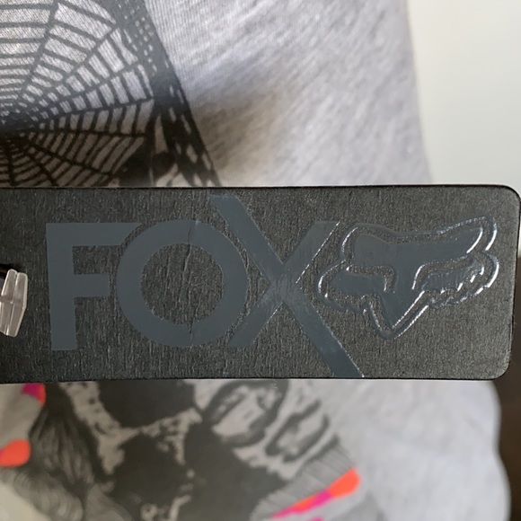 FOX GRAY SHORT SLEEVE V NECK T SHIRT TIGER XS NEW - Picture 2 of 7